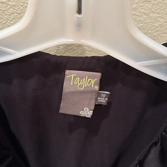 Taylor woman's silky black dress with a ruffle around the neck - Picture 4 of 9